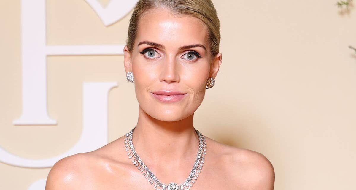 Lady Kitty Spencer dégouline de bijoux de mariée géants de son mari milliardaire pour le mariage d&rsquo;un ami
