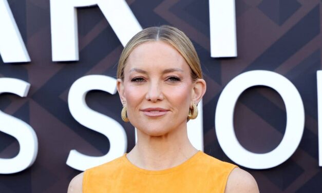 Kate Hudson fait tourner les têtes alors qu&rsquo;elle porte un soutien-gorge dans une robe révélatrice sur le tapis rouge