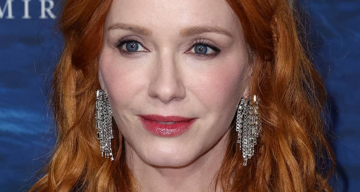 La fille d&rsquo;anniversaire Christina Hendricks, 51 ans, défie l&rsquo;âge sur une nouvelle photo de corset qui pourrait passer pour une peinture