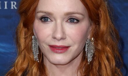 La fille d&rsquo;anniversaire Christina Hendricks, 51 ans, défie l&rsquo;âge sur une nouvelle photo de corset qui pourrait passer pour une peinture