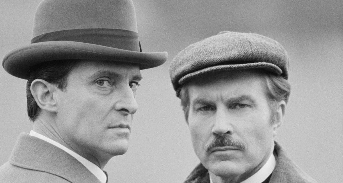 Rencontrez la célèbre épouse et le fils de la star de Sherlock des années 80, David Burke, alors que la star décède à l&rsquo;âge de 91 ans
