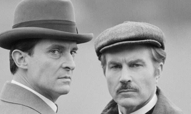 Rencontrez la célèbre épouse et le fils de la star de Sherlock des années 80, David Burke, alors que la star décède à l&rsquo;âge de 91 ans