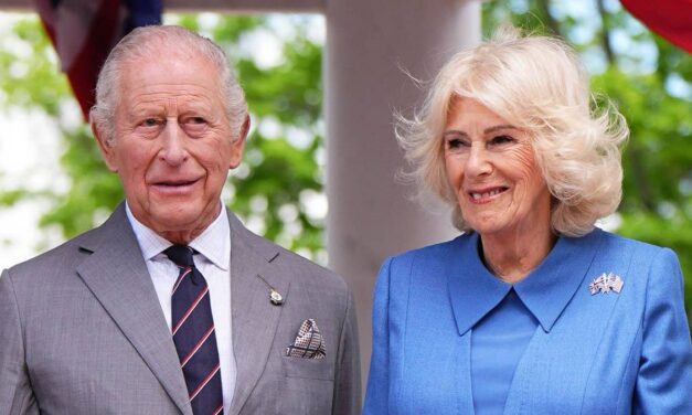 Le roi Charles et la reine Camilla partagent un rare baiser sur les lèvres alors qu&rsquo;ils se séparent après une visite d&rsquo;État aux États-Unis – regardez