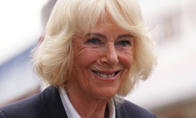 La reine Camilla se retrouve face à face avec son ex-mari Andrew Parker Bowles lors d&rsquo;un événement équestre
