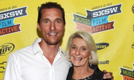 La mère de Matthew McConaughey, 94 ans, choque les fans avec une histoire sauvage de NSFW alors que Sandra Bullock réagit