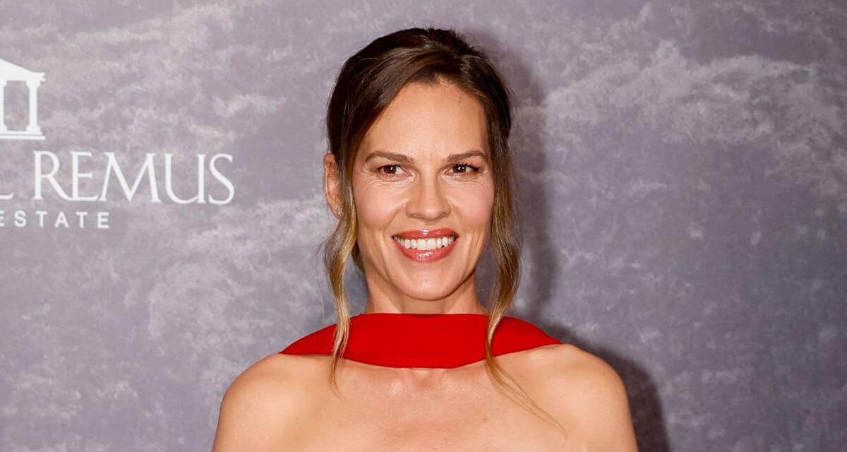 Hilary Swank partage la leçon révélatrice qu&rsquo;elle a apprise de ses jumeaux de 3 ans