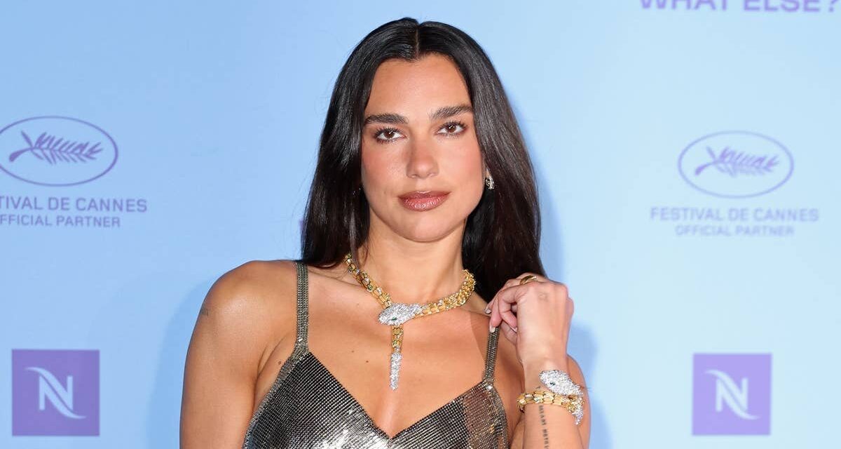 Dua Lipa est la showgirl ultime dans une mini-robe plongeante scintillante à Cannes