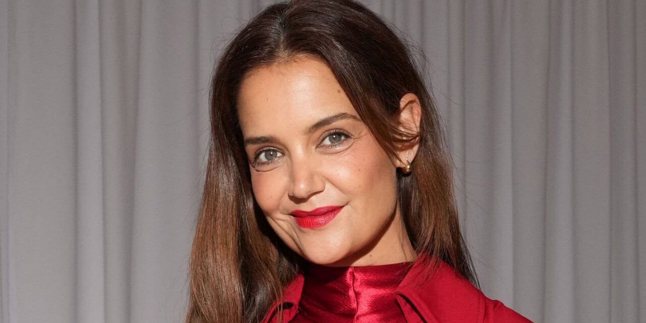 Katie Holmes débute avec style le week-end de la fête des mères avec Suri