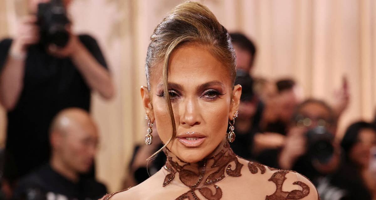 Jennifer Lopez vient de dévoiler ses cheveux les plus courts depuis des années alors qu&rsquo;elle abandonne son look de bombe