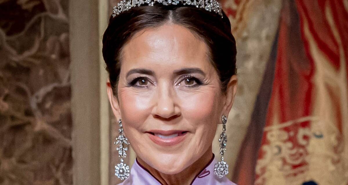 La reine Mary du Danemark vient de transformer un bracelet en diamants en diadème lors de la fête du roi Carl Gustaf