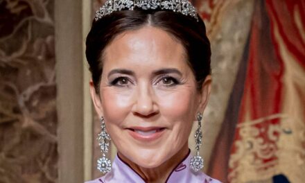 La reine Mary du Danemark vient de transformer un bracelet en diamants en diadème lors de la fête du roi Carl Gustaf