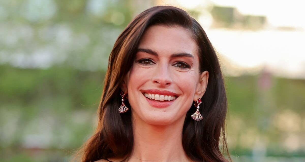 La seule tenue originale de Devil Wears Prada sur laquelle Anne Hathaway a « pris une paire de ciseaux » pour la suite