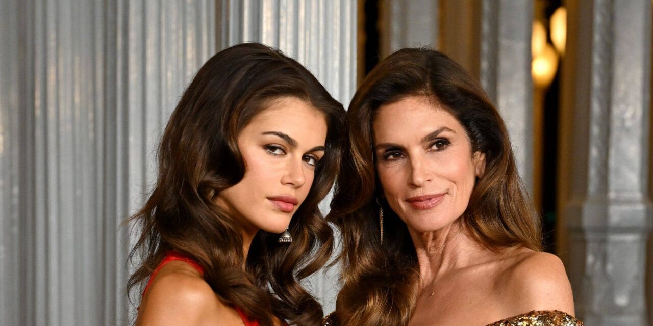 Kaia, la fille sosie de Cindy Crawford, étourdit en micro bikini avec un haut transparent