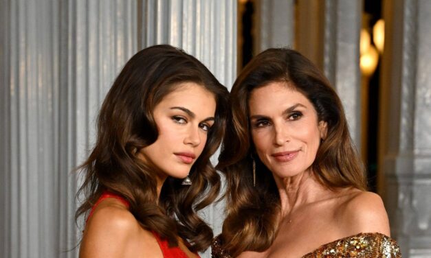 Kaia, la fille sosie de Cindy Crawford, étourdit en micro bikini avec un haut transparent
