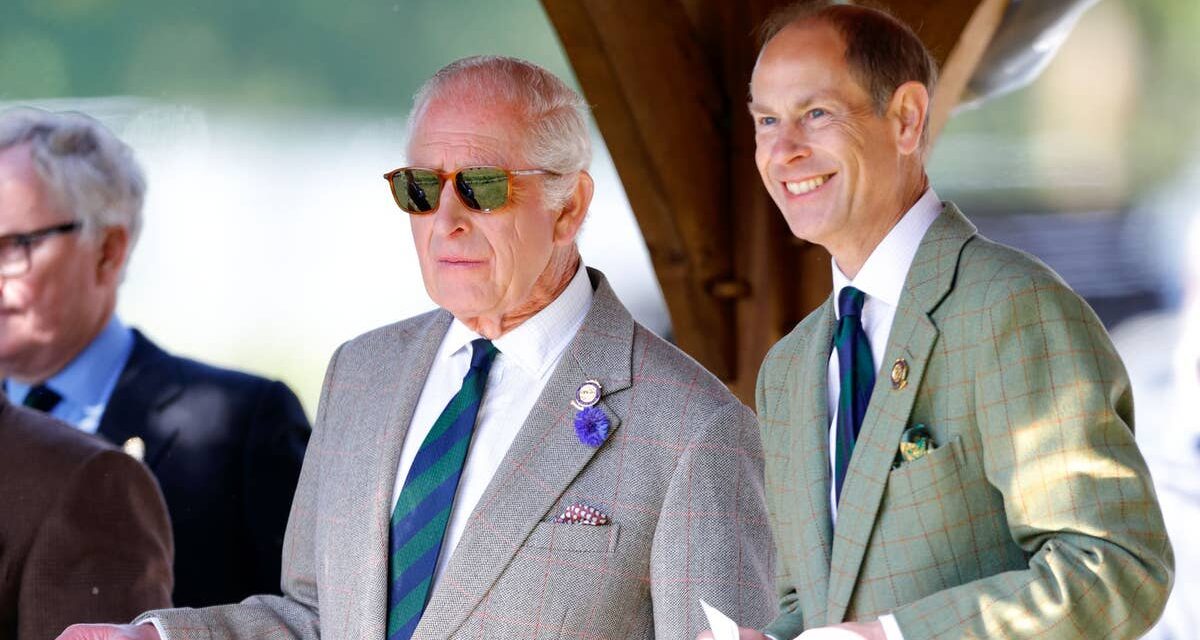 Le roi Charles partage une étreinte fraternelle avec le prince Edward dans un moment rarement vu