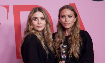 Mary-Kate et Ashley Olsen volent la vedette avec des looks assortis au milieu d&rsquo;une apparence rare